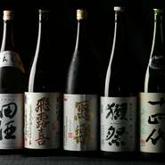 日本酒は、季節のものや和食によく合う地酒など、こだわりのラインナップが揃います。その日の気分で選んだり、様々な銘柄を試せ、極上の料理と共にじっくりと堪能できます。