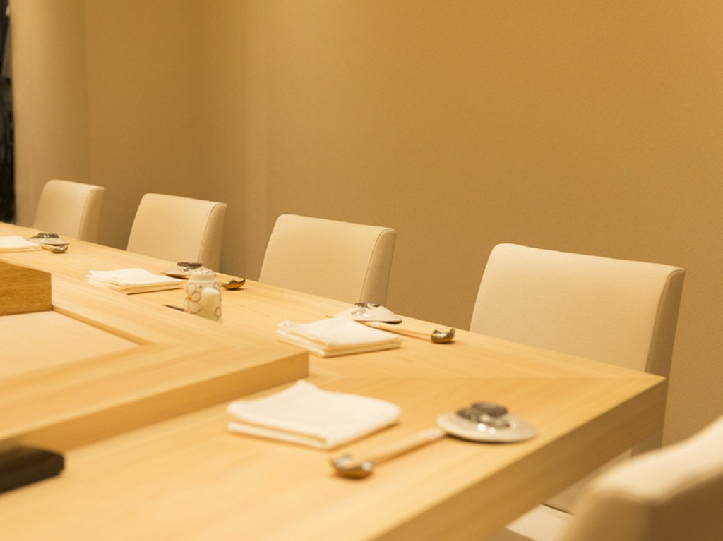 並んでいただく美味しいお寿司に、自然と弾む2人の会話