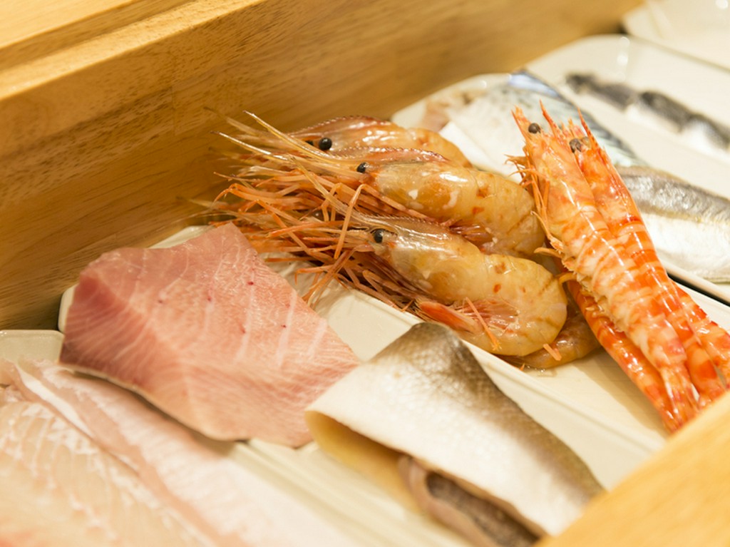 寿司は鮮度が命。毎朝豊洲で仕入れられる選りすぐりの魚介類