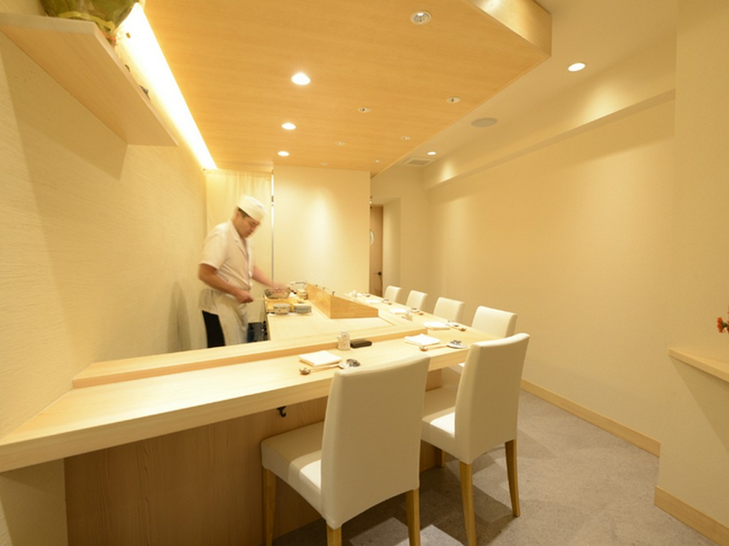 カウンター席に座り、1人でじっくり味わう江戸前寿司