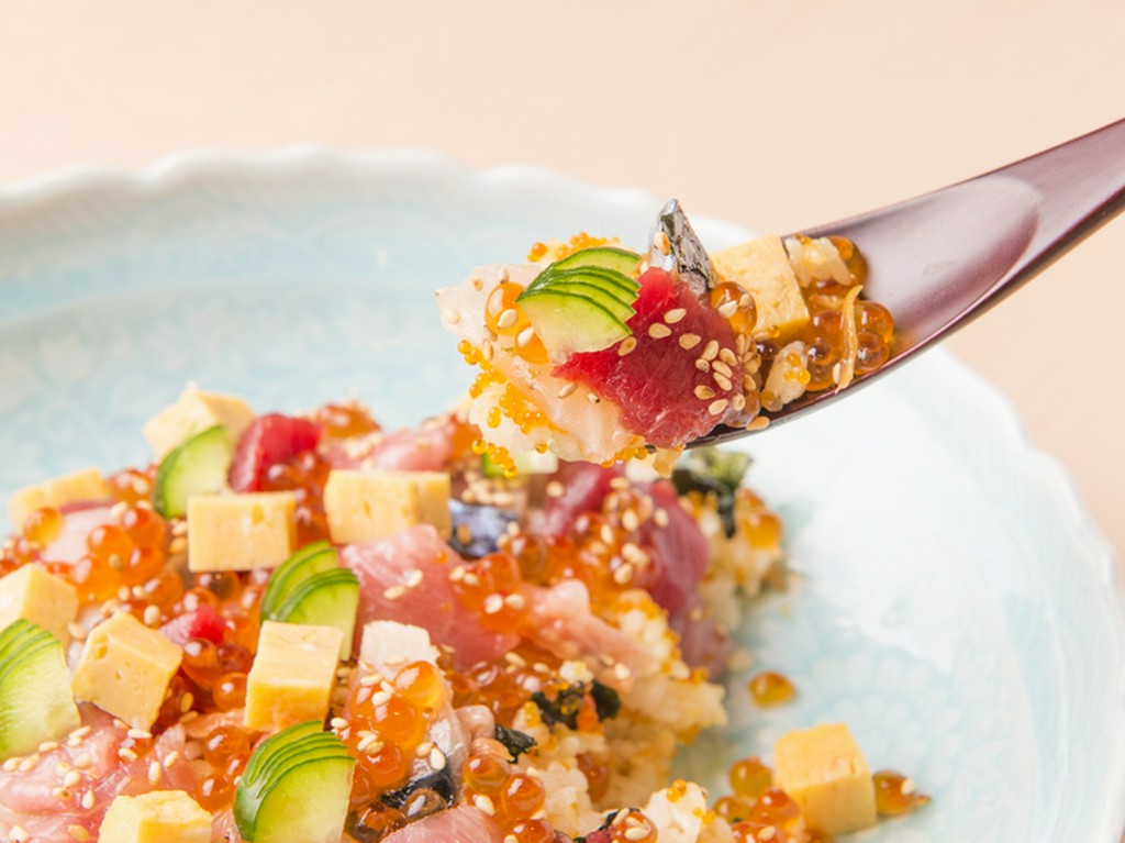 具だくさんで彩り豊かな『バラちらし寿司』