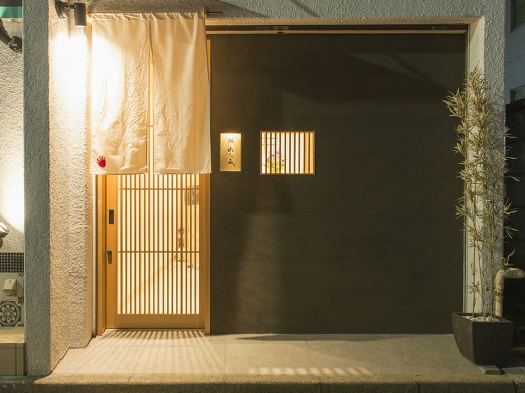 シンプルでスタイリッシュな店構え