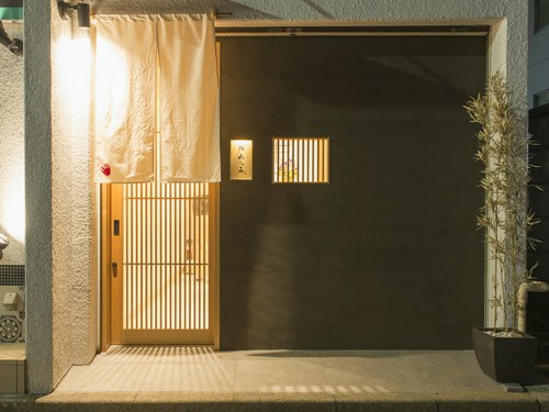 シンプルでスタイリッシュな店構え