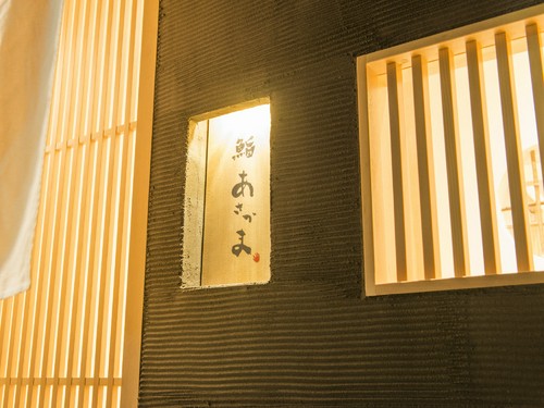 美食への期待を盛り上げてくれる、味のある看板