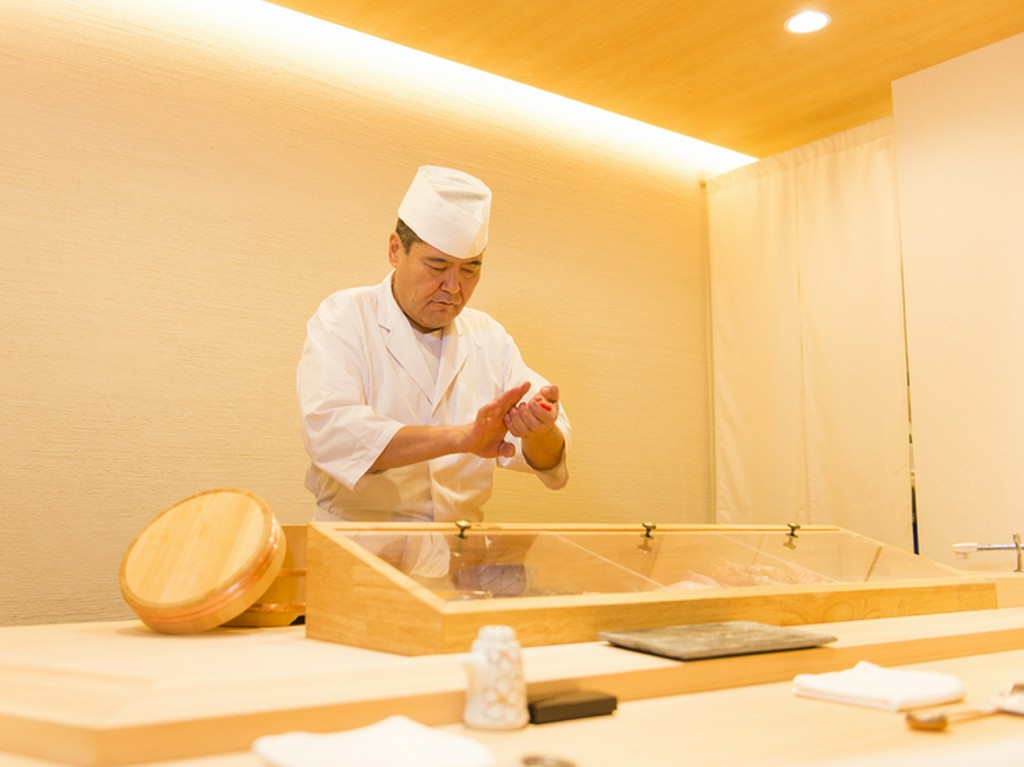 常に笑顔を忘れず、温かみのある接客でおもてなし