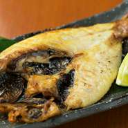 島根県浜田市から仕入れる新鮮で脂の乗ったのどぐろを焼き上げました！とろけるような脂の乗った身の柔らかさと旨味は焼き魚とは思えないような美味しさです。