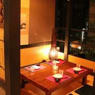 友達同士やカップルに最適な少人数向けの個室から大人数に対応する部屋まで、様々な個室を完備。デザイナーが手掛けた内装は洗練された和風モダンな雰囲気で、ゆったりとした開放感のあるつくりも魅力です。