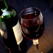 料理によく合うお酒を豊富に取り揃えています。ワインはフランスやチリ産の厳選ボトル、カクテル＆サワーは驚きの多彩さ！　そして日本酒や焼酎も充実のラインナップです。