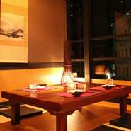 プライベート感あふれる小個室は、誰にも邪魔されずに二人だけの時間を楽しみたいカップルにぴったり。和の情緒とモダンなデザインが融合した温もりあるインテリアにも心癒されます。