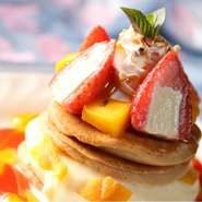 非日常のオシャレな空間で、記念日や誕生日などのお祝いを！　見た目も華やかなデコレーションパンケーキでサプライズを演出するのも素敵です。詳細は問い合わせを（要予約）。