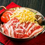 国産牛と濃厚チーズ、新鮮トマトを豪華に盛り合わせた看板メニュー。見た目よし、味よし、体にもよしの3拍子が揃っていて、女子会での利用者が急増しています。濃厚チーズと絶品肉の絡み合いを春夏秋冬楽しめます。