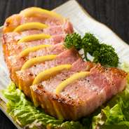 肉厚のベーコンを豪快にグリル。香り高い黒胡椒との相性も抜群の逸品です。