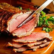 品質管理された国産の上質牛赤身肉をじっくり蒸し焼きにし、食べやすく切った逸品。ジューシーかつ主張しすぎない味付けが特徴で、熟成された肉の旨みが広がります。手軽に欧風料理を楽しみたい方におすすめ！