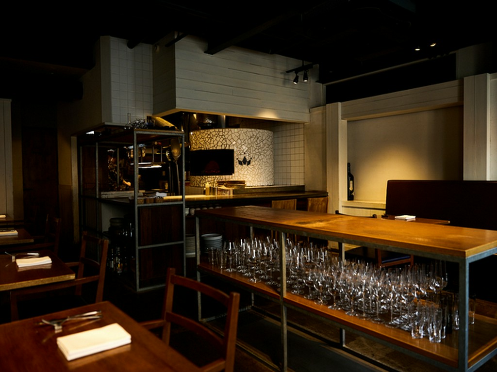 シェフの味を求め、遠方からも人々が集う店