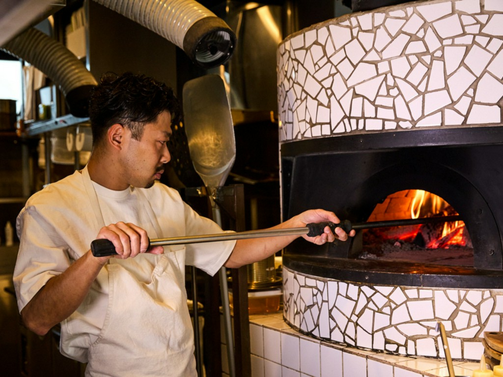 こだわりの料理を焼き上げる、職人と一緒に造った窯