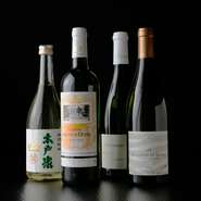 料理を引き立てるという目線はもちろん、酸化防止剤の入っていないオーガニックのものであったり、葡萄の木を代々大切にしている生産者のワインであったりと、生産者のこだわりや思いを大切に選んでいます。