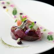 鰹の酒盗漬けに、腹身のスモーク、鰹のブーダンノワール、赤ずいきのピクルスを添えて。鰹のブーダンノワールは、鰹の血合いに豚の血を入れてブーダンノワールにしたもの。