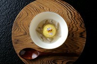 トウモロコシの芯だけでとった甘いスープと、くずもち状のトウモロコシのポタージュ。