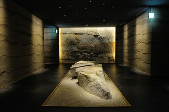 まるで洞窟の中のような、非日常的空間