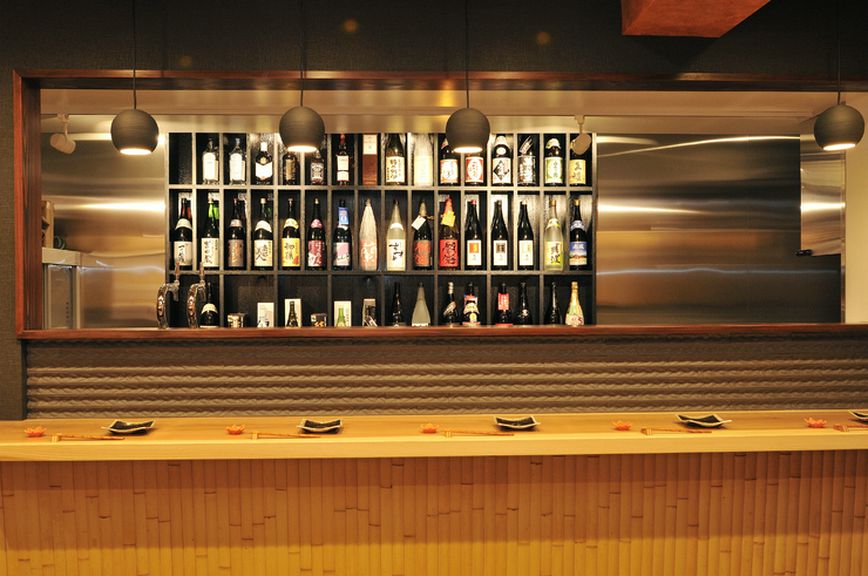 まるでバーのようなカウンターはデートにもオススメ