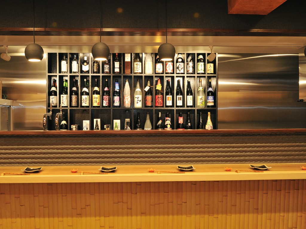 まるでバーのようなカウンターはデートにもオススメ				