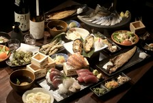 名物の刺身盛り『海鮮宝島』、炭火で焼く高級魚『のどぐろ干物』『銀ダラ西京』などを堪能できるコースです