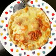 薄焼きの韓国風ピザ。とろ～りチーズとピリ辛のキムチの相性が抜群！