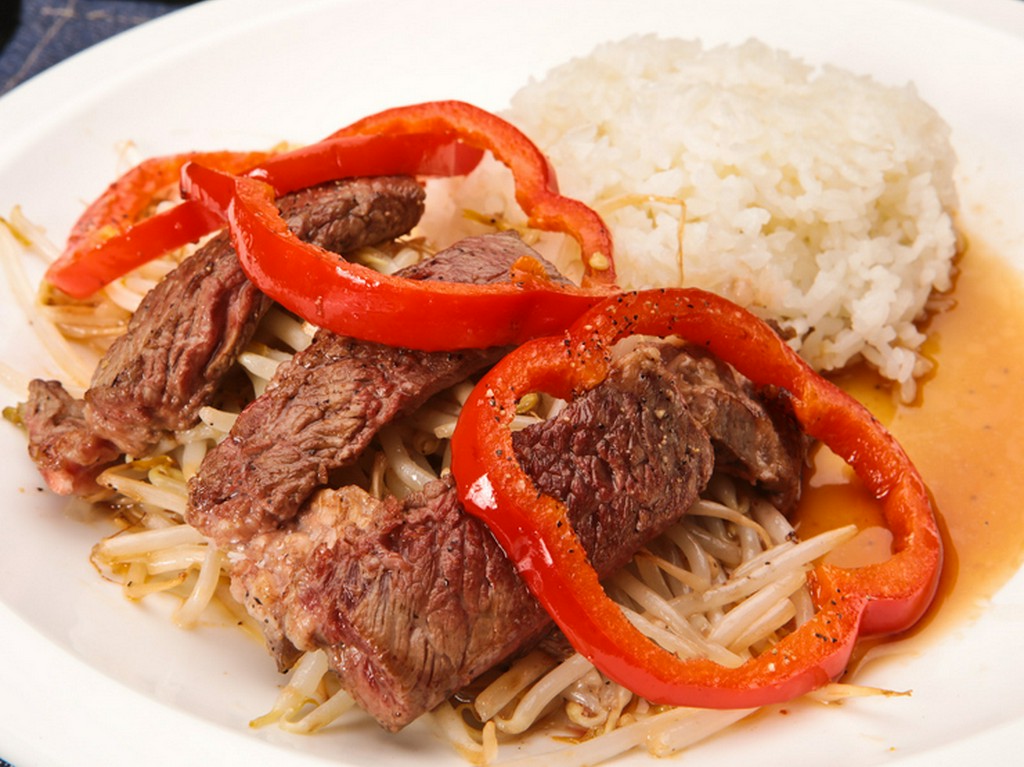 ボリューム満点、お肉と野菜をバランスよく食べられる『焼肉ランチ』