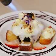 岐阜の苺「濃姫」を使用した贅沢なデザート。バーナーでブリュレを芳ばしくコーティングし、芳ばしさと甘さ、フレッシュさを一皿で楽しめます♪