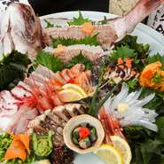 『お刺身の盛り合わせ』では、新鮮な旬の魚のなかでも特におすすめの逸品を提供。5種1580円から、お客さまの予算やお好みに合わせてご用意いたします。