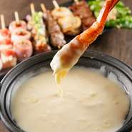 ウッディーなオブジェやタイルをあしらった壁など、おしゃれ女子のセンスをくすぐるアイテムが充実しています。『チーズフォンデュ　セット』や『バジル塩焼そば』など抜群の美味しさを楽しめる一皿にも大満足！