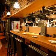 1日の疲れを癒してくれるスタッフの笑顔と美味しい鉄板焼が出迎えてくれます。自分の時間をゆったりと過ごしながら、明日へのパワーチャージをしてくれるお酒や料理を堪能してみてはいかがでしょう。