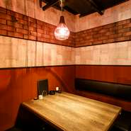 間仕切りがあるカップルシートは半個室風に利用できるおすすめの場所。食後のデザートやカクテルなど女性に人気があるメニューも揃っています。普段の食事はもちろん、記念日や誕生日にもぜひ利用したいお店。