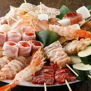 豊橋で育てられている「錦爽どり」の中でも、朝引きにこだわっているのでとても新鮮。素材の持ち味をしっかりと引き出してくれる炭火焼に欠かすことができない炭は、「備長炭」を使用しています。