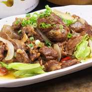 圧倒的な人気を誇る『牛すじ煮込み』をアレンジしたスペシャルメニュー。自家製の炒めタレが絡みさらに美味しさが際立っています。