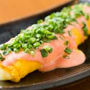 チーズのとろとろ感と、だしの風味を感じられる玉子の相性は抜群。仕上げに、玉子が隠れてしまうほど、たっぷりと明太マヨソースをかけて完成します。