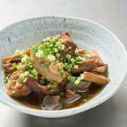 オープン当初から人気があり、今なお、多くのお客様に愛され続けているメニューです。和風のだしをしっかりと効かせた醤油ベースのスープで丸一日煮込み完成。すじの内側まで染み込んだ美味しさを堪能してください。