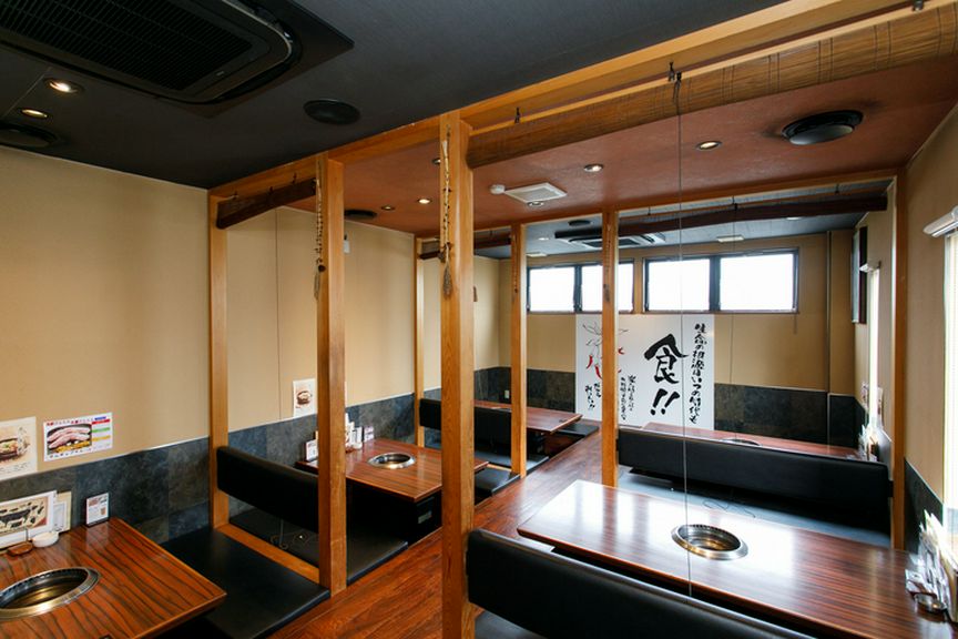 ゆったりとくつろぎながら、料理もお酒も満喫できるお店