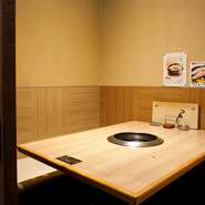 静かに食事がしたい時は、雰囲気の良い個室を利用してはいかが。余分な脂を落とし、肉本来の美味しさを味わえる炭火焼肉は、大切な人との食事に最適。テールスープなど、人気メニューも揃っています。