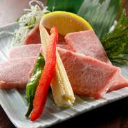 「肉の王様」と言っても過言ではない極上の逸品。甘みと旨味が超濃厚！お口の中に広がります。肉好きをも唸らせる味わいに魅了され、一度食べたらまた食べたいと思ってしまう一皿です。