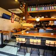 店内入口には、オープンキッチンのカウンター席があります。お店自慢の料理に舌つづみを打ちながら、静かにお酒を傾ける大人の夜。時に、カウンター越しにスタッフと会話をするのも面白いものです。