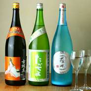 常に40種類ほどの日本酒が用意され、その内容も毎日変更。飽きが来ず、訪れるのが楽しみになります。メニューにはわかりやすくお酒の特徴が書かれているので、初心者にもぴったり。スタッフにも気軽に相談可能です。