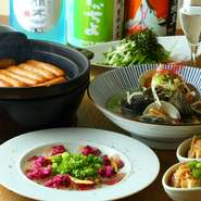 味わい深い料理に、何時もとちょっと違ったお酒があると嬉しいもの。とりわけにぎやかな宴の席とあれば、場も盛り上がります。そんな時は、飲み放題付のコースがぴったり。皆で充実した時間が過ごせます。