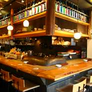 恋人と2人だけの時間を過ごすのにふさわしい、お店一番の特等席。肩を並べながら座り、将来について語り合うのも素敵です。時にスタッフも交え、花が咲く会話。時間が過ぎ去るのが、早く感じてしまいます。