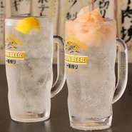 焼肉にはさっぱりした飲み物がおすすめです。名物の『ジャンレモ』（ジャンボ生レモンサワー）と『ジャンガリ』（ジャンボガリサワー）。通常サイズと同じ値段です。豚肉とペアリングが楽しい日本酒もご用意。