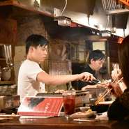 スタッフが完璧に焼くから旨い。

オリーブオイルのような不飽和脂肪酸を多く含むもぐりの豚肉は体に残らず、悪いアブラを流してくれます。コース全体を通して糖質もかなり低いですよ♡

ひとり女子も多数！