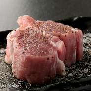 豚1頭あたり500gしか取れない、ヒレ肉の中心にある希少部位「シャトーブリアン」を、厚切りで。中心の温度が70度程で焼くと、旨味が引き立てられます。トレーニングを重ねたスタッフが焼くからこその一品。