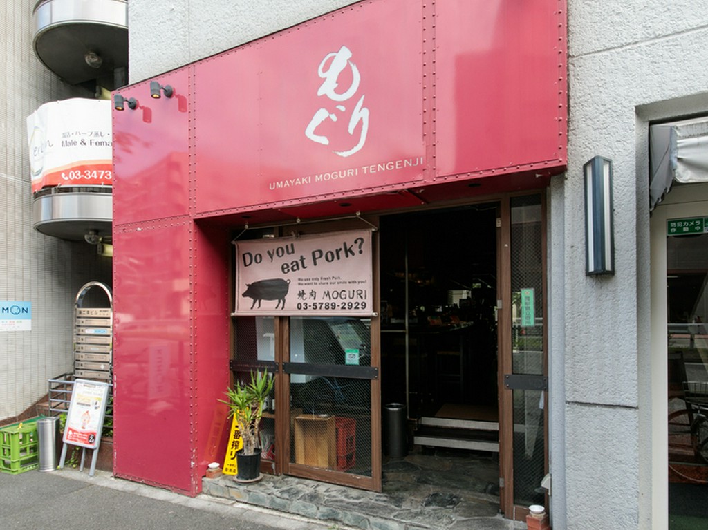 印象的な赤のエントランスを目印に