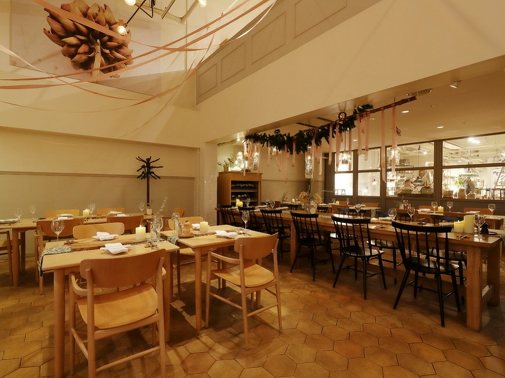 お席の時間制限なし　ゆったりとしたテーブルでお食事を