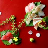旨味が凝縮した旬の素材は築地から仕入れられた厳選素材です。日本全国の四季折々の豊かな味わいが楽しめます。斬新で美しい盛り付けが創作和食ならではの魅力的な一皿です。※仕入れにより内容が変わります。